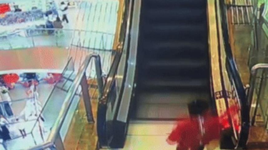 Korku dolu anlar kamerada! 2 yaşındaki çocuğun eli yürüyen merdivene sıkıştı: Ebeveynleri büyük panik yaşadı