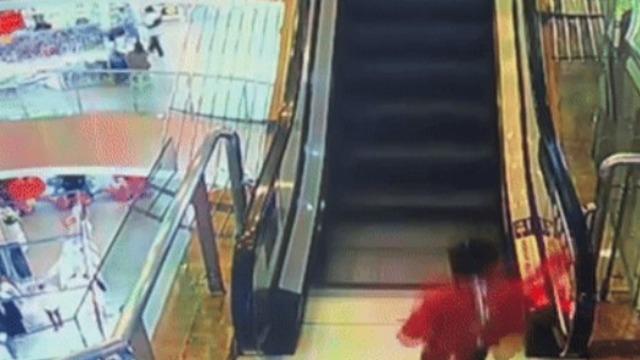 Korku dolu anlar kamerada! 2 yaşındaki çocuğun eli yürüyen merdivene sıkıştı: Ebeveynleri büyük panik yaşadı