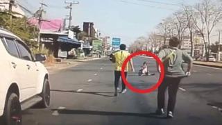 Akan trafikte fark ettiler! Yolun ortasında hareket halindeydi: Sürücüler gerçeği öğrenince şaşkınlığını gizlemeyedi... Hemen müdahale ettiler