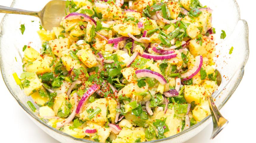 Klasik patates salatası tarifi! En pratik ve lezzetli patates salatası nasıl yapılır? İşte malzeme listesi...