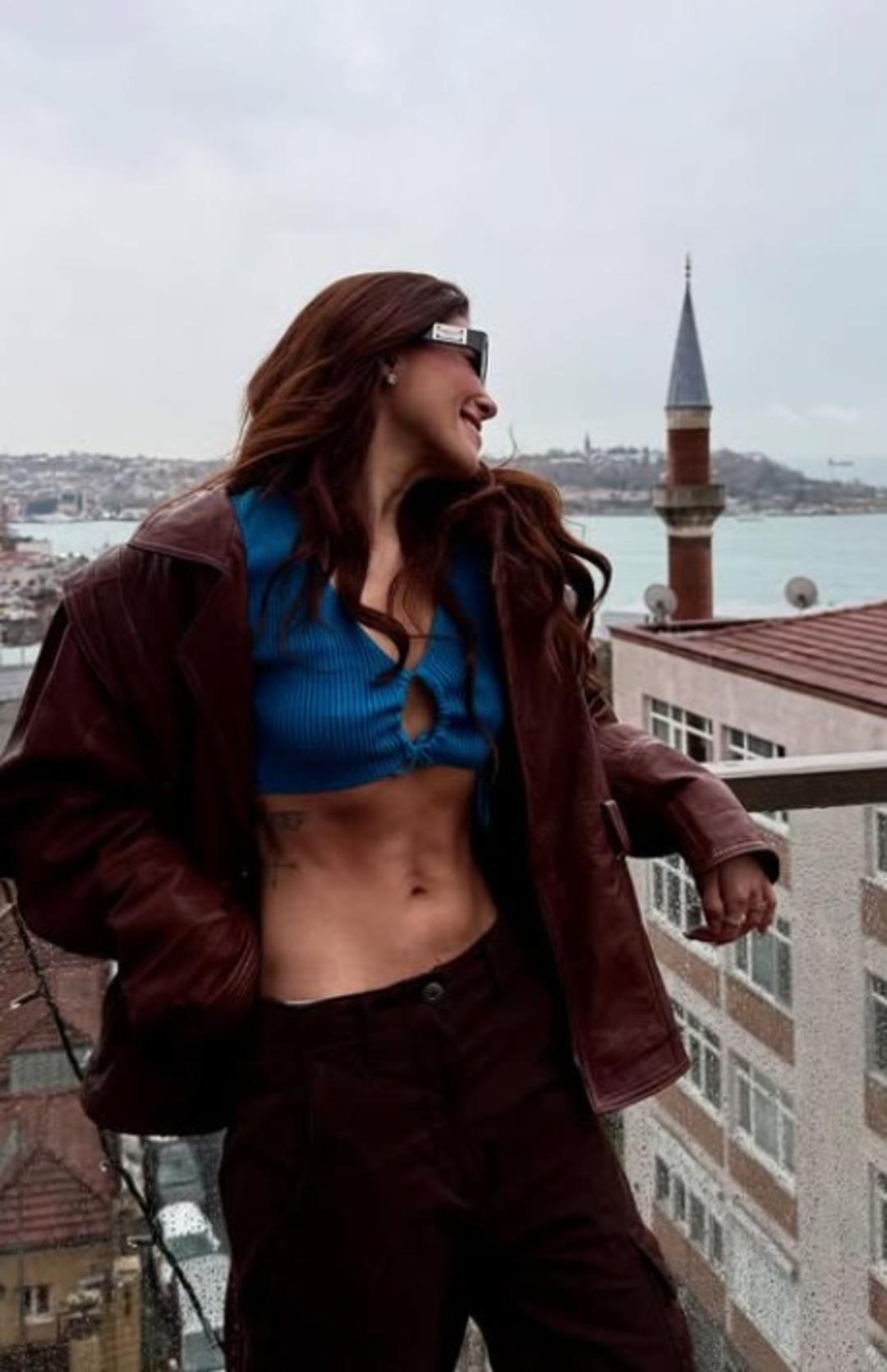 Leyla nın Serap ı Dilara Aksüyek balkon pozlarıyla sosyal medyayı salladı! Karın kaslarını göstermeye doyamadı 1