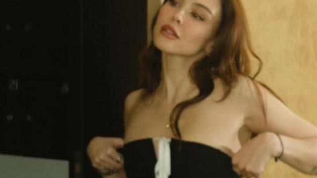 Leyla'nın Serap'ı Dilara Aksüyek balkon pozlarıyla sosyal medyayı salladı! Karın kaslarını göstermeye doyamadı   