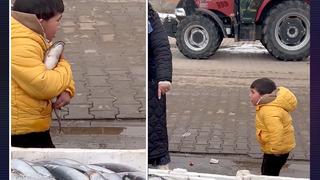 Balık alamadığı için ağlayan küçük çocuk sosyal medyada gündem oldu! Boyu kadar balığı kucakladı!