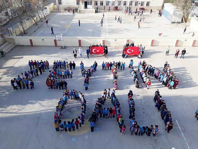 Minik öğrenciler ’Zeytin Dalı’ yazdı