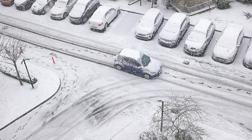 İstanbul'da kar etkili oldu! AKOM'dan bir uyarı daha: Bu gece ve yarına dikkat!
