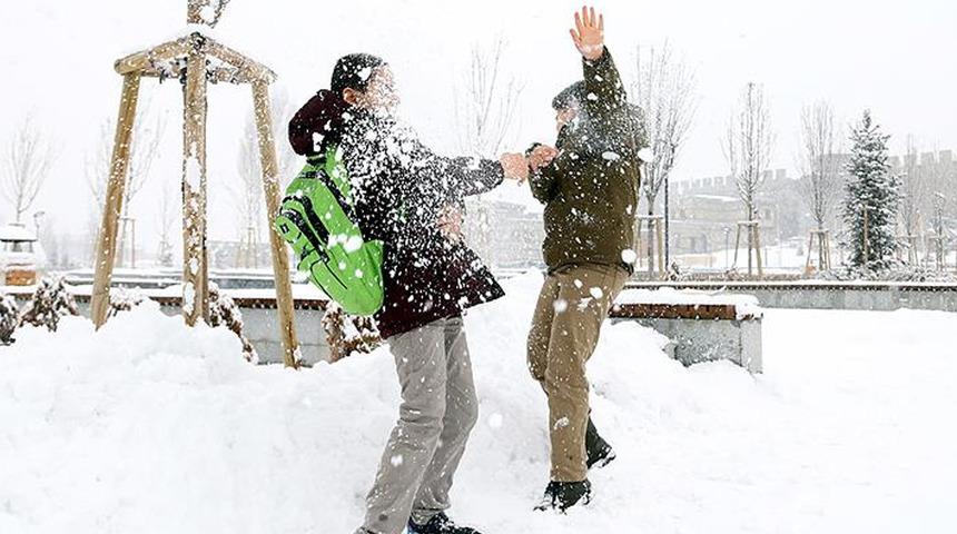 Kar etkisini arttırdı! Gözler valilikte; Yarın hangi illerde okullar tatil olacak? 