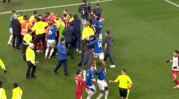 Sonunda İngiltere de çığırından çıktı! Merseyside Derbisi’nde saha savaş alanına döndü! Yumruklar, tekmeler havada uçuştu...