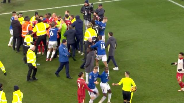 Sonunda İngiltere de çığırından çıktı! Merseyside Derbisi’nde saha savaş alanına döndü! Yumruklar, tekmeler havada uçuştu...