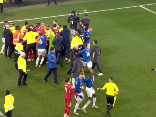 Sonunda İngiltere de çığırından çıktı! Merseyside Derbisi’nde saha savaş alanına döndü! Yumruklar, tekmeler havada uçuştu...