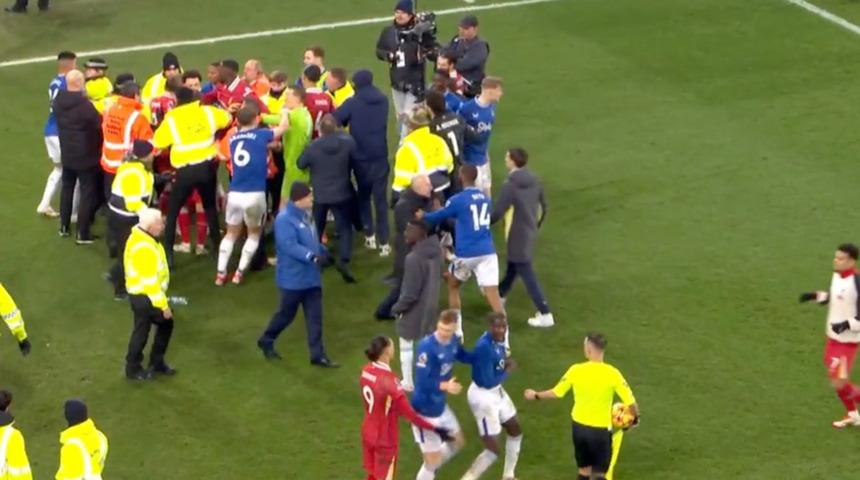 Sonunda İngiltere de çığırından çıktı! Merseyside Derbisi’nde saha savaş alanına döndü! Yumruklar, tekmeler havada uçuştu...