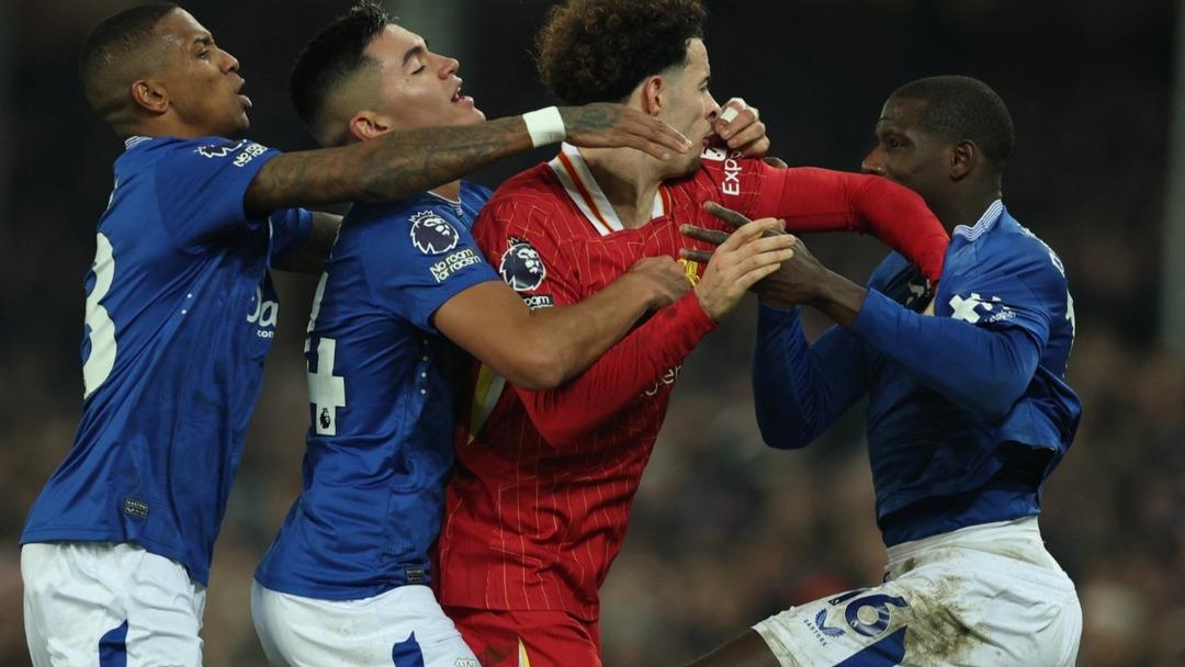 evertondan-liverpoola-son-dakika-darbesi-derbide-kirmizi-kartlar-havada-ucustu-mhmt