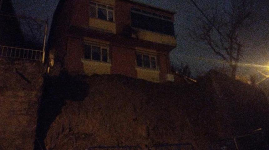 İstanbul'da korkutan görüntü! İstinat duvarı çöktü, bina hemen boşaltıldı