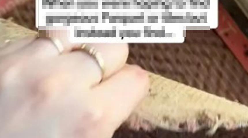 Evinde 1970 yılından kalan halıfleksi söktü! Karşılaştığı manzara şaşırmasına yetti: "Gerçekten kabus gibi bir şey"