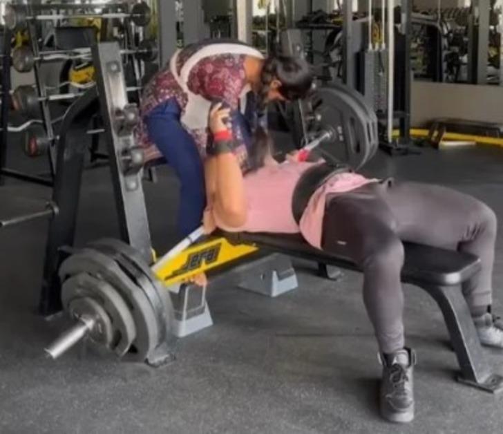 Korku dolu anlar! 165 kiloluk ağırlığı kaldırırken dengesini kaybetti... Bir anda boynuna düştü: Yardımına karısı koştu G1