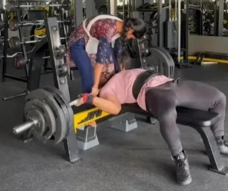 Korku dolu anlar! 165 kiloluk ağırlığı kaldırırken dengesini kaybetti... Bir anda boynuna düştü: Yardımına karısı koştu G2