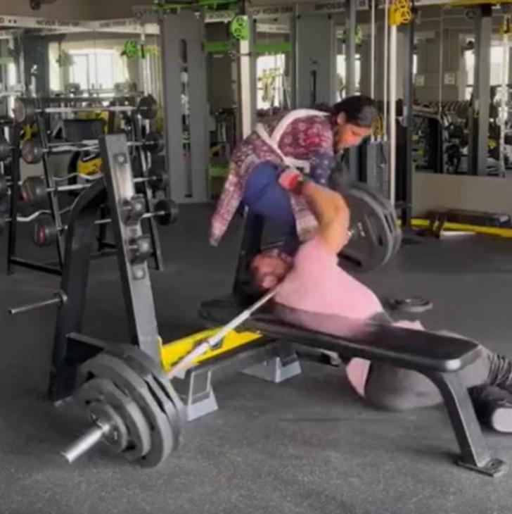 Korku dolu anlar! 165 kiloluk ağırlığı kaldırırken dengesini kaybetti... Bir anda boynuna düştü: Yardımına karısı koştu G3