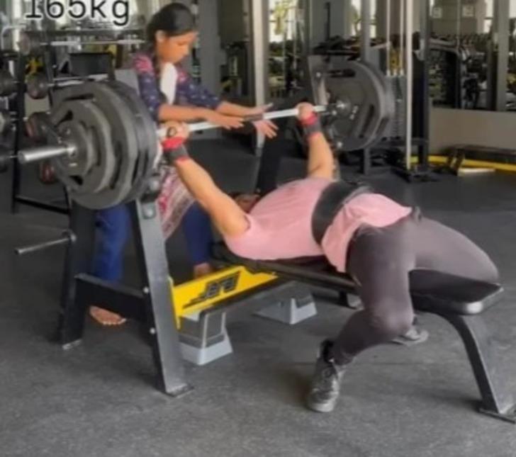 Korku dolu anlar! 165 kiloluk ağırlığı kaldırırken dengesini kaybetti... Bir anda boynuna düştü: Yardımına karısı koştu G4