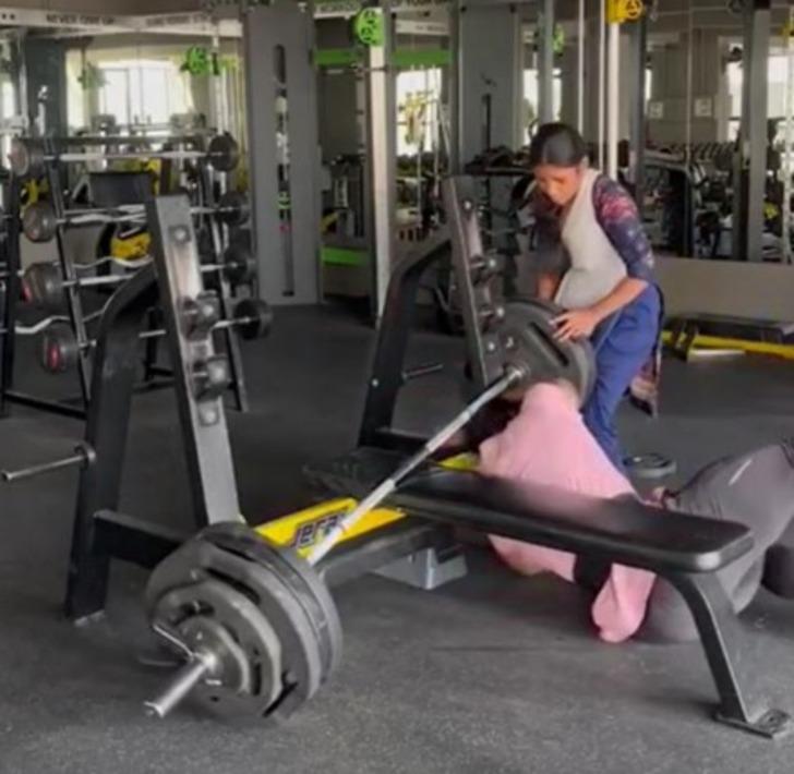 Korku dolu anlar! 165 kiloluk ağırlığı kaldırırken dengesini kaybetti... Bir anda boynuna düştü: Yardımına karısı koştu G5