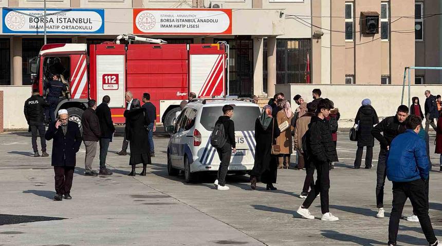 İmam Hatip'te yangın çıktı! Öğrenciler tahliye edildi: 'Okulumuz yanıyor, çok şükür'