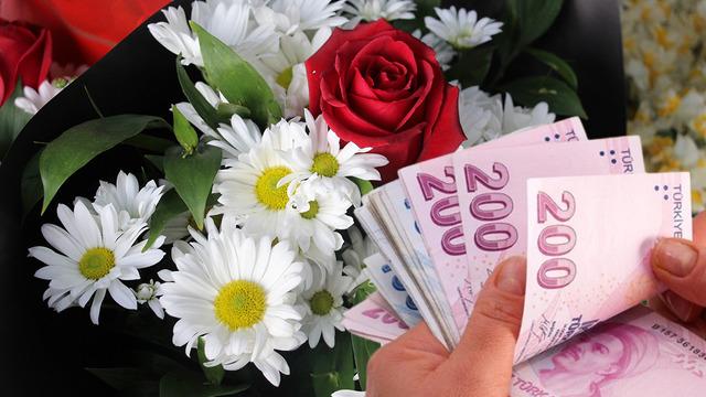 Heyecanla beklenen 14 Şubat Sevgililer Günü yaklaşıyor! Canlı gülün tanesi 150 TL'den satışa sunuluyor... Buket almak isteyenler o rakamı gözden çıkaracak