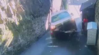 Ünlü iş insanı İzzet Garih ölümle tehdit edilmişti! Saldırganın görüntüleri ortaya çıktı... Aracıyla bariyerleri kırıp holding binasına girmeye çalıştı