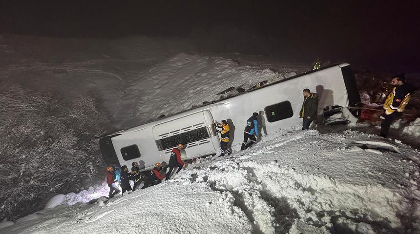 Bingöl'de yolcu otobüsü devrildi! Ölü ve yaralılar var: Bingöl Valisi'nden açıklama