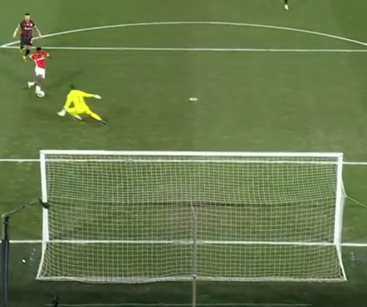 Herkes Abdülkerim Bardakcı'yı konuşuyor! Çizgiden 2 top çıkardı, AZ Alkmaar maçına damga vurdu... G5