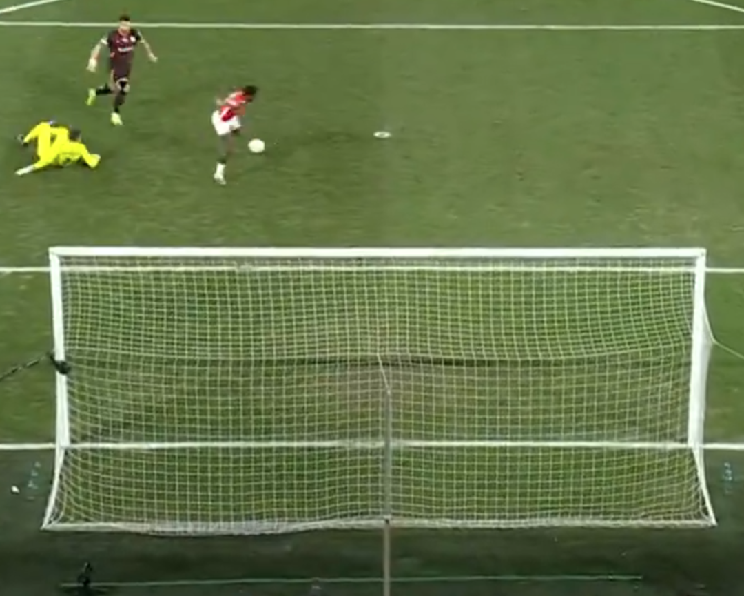 Herkes Abd&uuml;lkerim Bardakcı'yı konuşuyor! &Ccedil;izgiden 2 top &ccedil;ıkardı, AZ Alkmaar ma&ccedil;ına damga vurdu...