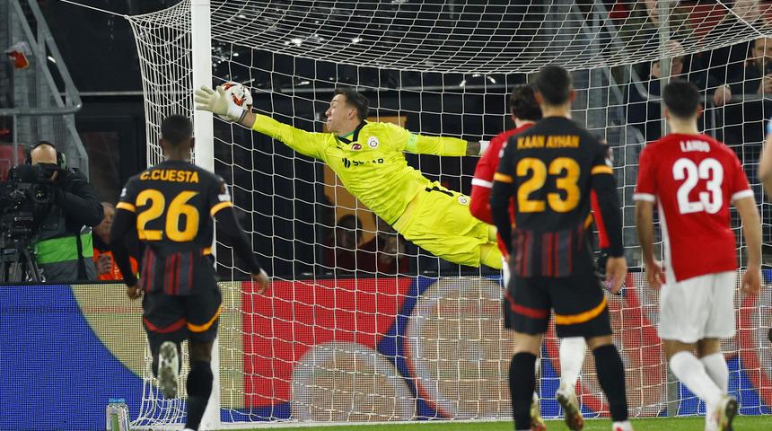 Yediği gollerle eleştirilerin hedefindeydi... Muslera maç sonu röportajında çok sinirlendi! O soruyu duyunca röportajı terk etti...