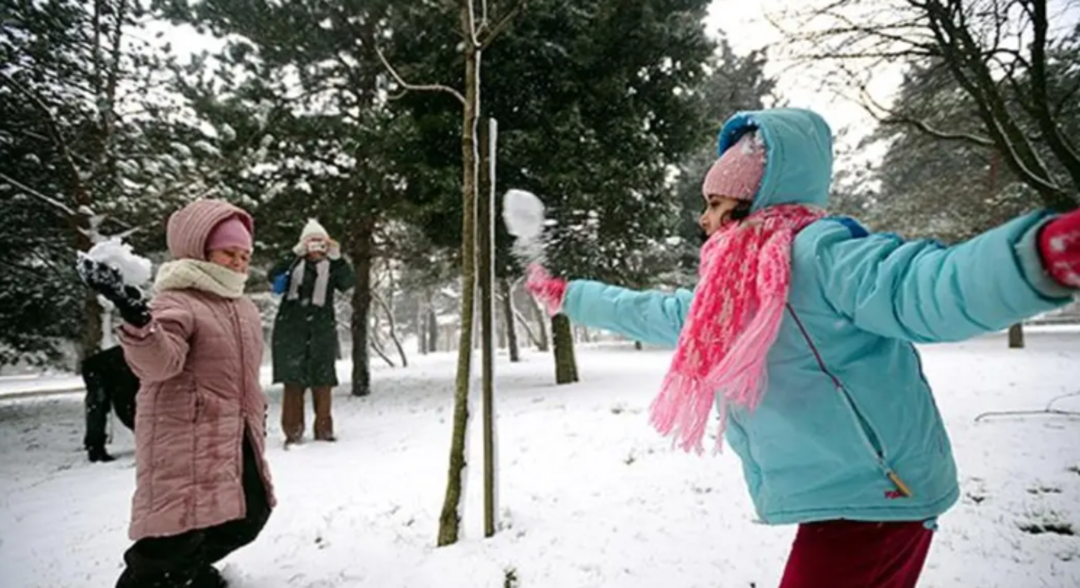 14 Şubat bug&uuml;n hangi ilde okullar tatil? Kar yağışı etkisini artırdı, valiler kararları peş peşe aldı