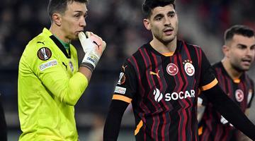 Cimbom farklı yenildi! Hollanda basını AZ'nin galibiyetine büyük manşetlerle yer verdi