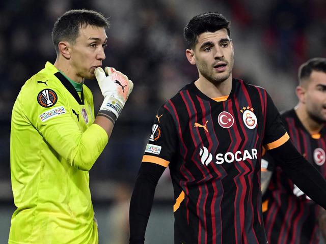 Cimbom farklı yenildi! Hollanda basını AZ'nin galibiyetine büyük manşetlerle yer verdi