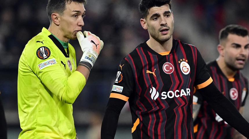 Cimbom farklı yenildi! Hollanda basını AZ'nin galibiyetine büyük manşetlerle yer verdi