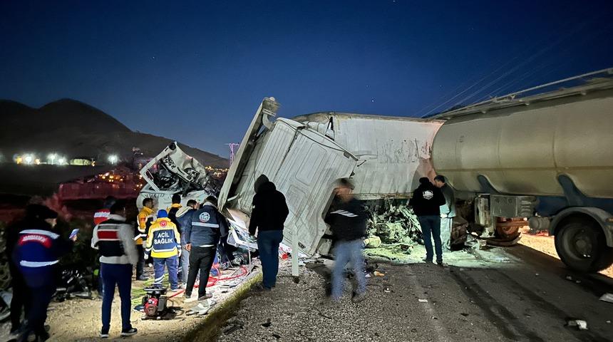 Mersin'de 3 aracın karıştığı kazada 1 kişi &ouml;ld&uuml;, 4 kişi yaralandı