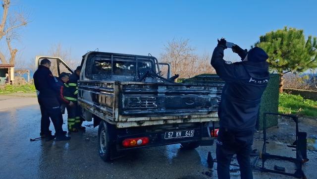 Sinop Belediyesine ait kamyonet seyir halindeyken çıkan yangın sonucu zarar gördü
