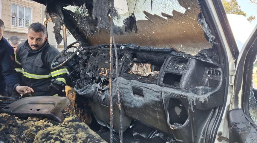 Sinop Belediyesine ait kamyonet seyir halindeyken &ccedil;ıkan yangın sonucu zarar g&ouml;rd&uuml;