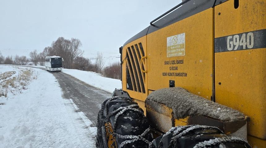 Cenaze defni i&ccedil;in k&ouml;ye giderken kar ve tipi nedeniyle ara&ccedil;larında mahsur kalan vatandaşlar kurtarıldı