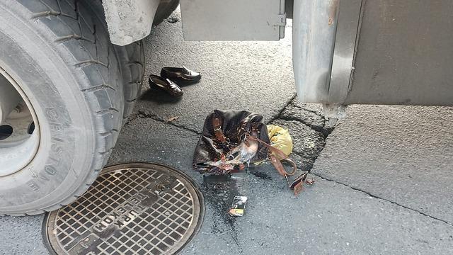 İstanbul'da korkunç kaza! Beşiktaş’ta karşıdan karşıya geçmek isteyen kadın kamyonun altında kaldı               