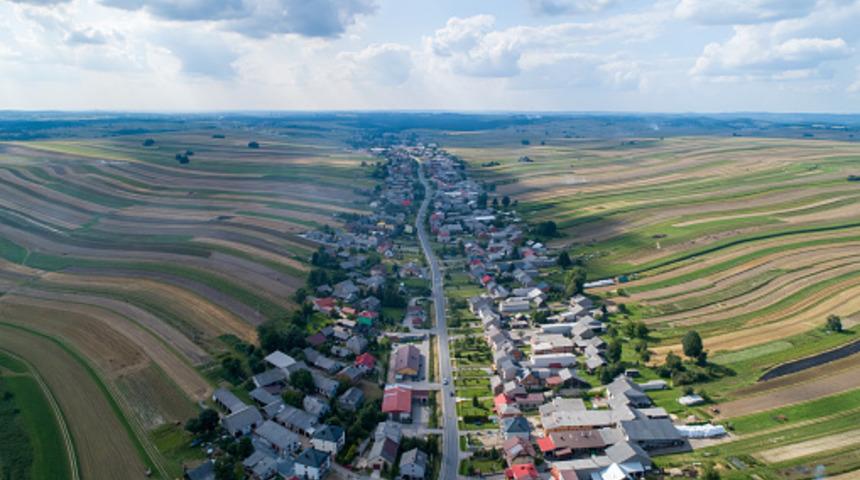 Garip ama gerçek! Tüm köy aynı ana cadde üzerinde yaşıyor...Fiyatlar dudak uçuklattı: 15 milyon TL