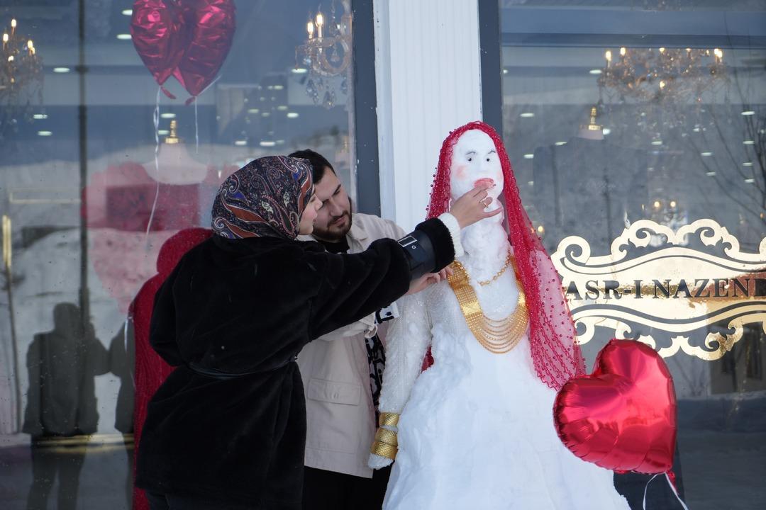 Gelin buz gibi soğuktu... Halay çekip altın taktılar! Değeri tam 1 milyon TL olan altınları  Kardan Gelin de sergilediler 1