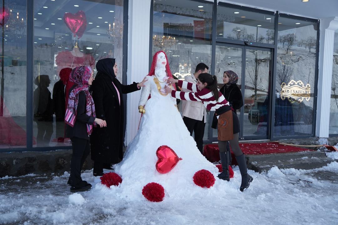 Gelin buz gibi soğuktu... Halay çekip altın taktılar! Değeri tam 1 milyon TL olan altınları  Kardan Gelin de sergilediler 3