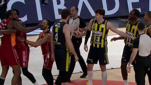 Fenerbahçe Beko-Galatasaray maçı yarıda kaldı