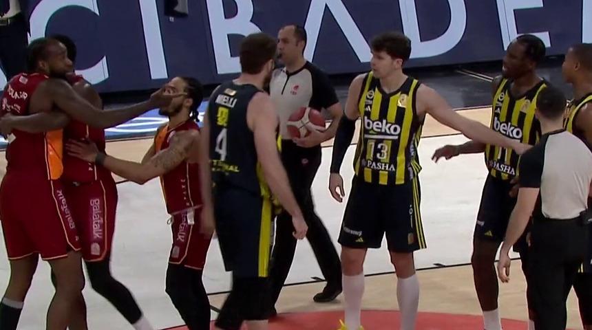 Fenerbahçe Beko-Galatasaray maçı yarıda kaldı! Soyunma odasına gittiler