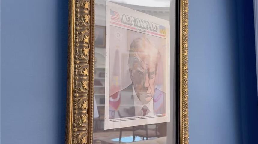 ABD Başkanı Donald Trump'ın sabıka fotoğrafı Oval Ofis'in girişine asıldı