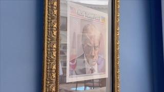 ABD Başkanı Donald Trump'ın sabıka fotoğrafı Oval Ofis'in girişine asıldı