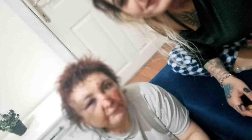 Darp edip bir de selfie çektiler! Zorla alıkoydukları kadına yaptıklarını saniye saniye sosyal medyada paylaştılar