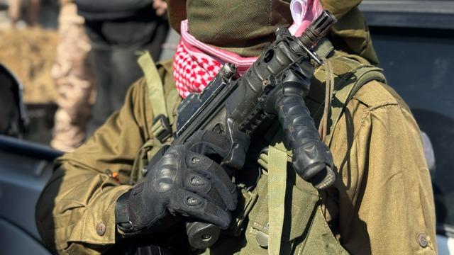 Dünyanın takip ettiği o an! Altıncı tur da tamamlandı: Hamas, Gazze'deki 3 İsrailli esiri Kızılhaç'a teslim etti