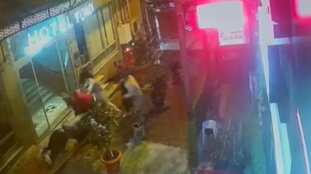 Otelden atıldı, 6 kişiyle basmaya geldi! Teksas'ı aratmayan görüntüler saniye saniye kameraya yansıdı... Silahla ateş açınca 3 kişi yaralandı