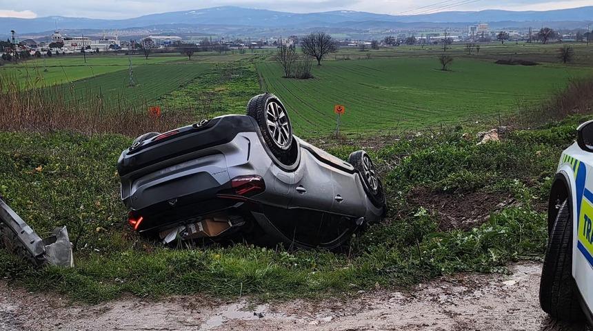 Bursa'da faciadan dönüldü! Tekerleği çukura girince takla atmaya başladı...