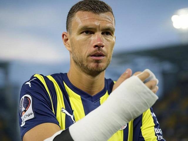Galatasaray derbisi öncesi Fenerbahçe'de moralleri yerle bir eden gelişme! Dzeko'nun eli alçıya alındı
